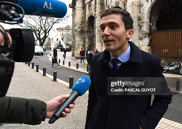 Foto nga Pascal Guyot, Getty Image&nbsp;Rasti Sanchez (Francë): Përgjegjësia për komentet në FacebookGjatë një fushate zgjedhore, politikani francez J. Sanchez bëri një postim në faqen e tij publike në Facebook. Edhe pse postimi i tij ishte në rregull, dy persona të tjerë shkruan komente me gjuhë urrejtjeje kundër myslimanëve nën atë postim. Gjykata e shpalli politikanin fajtor bashkë me komentuesit. Arsyeja? Meqenëse ai e kishte hapur faqen vetë për të komunikuar me publikun, ai kishte përgjegjësi t’i monitoronte dhe t’i fshinte menjëherë komentet që nxisin urrejtje ose dhunë. Ky rast tregon se në rrjete sociale, ne jemi përgjegjës edhe për atë që lejojmë të tjerët të shkruajnë në profilin tonë publik.